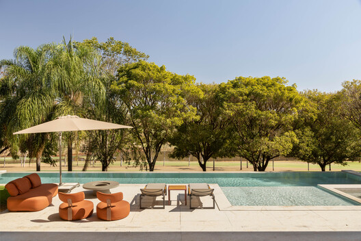 Casa AL / N2B Arquitetura - Fotografía exterior, Sillas, Jardín, Patio, Patio interior