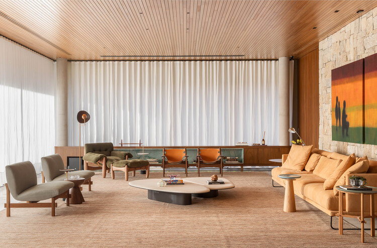 Casa AL / N2B Arquitetura - fotografía de interiores, salón, madera, sillones, mesas, sillas