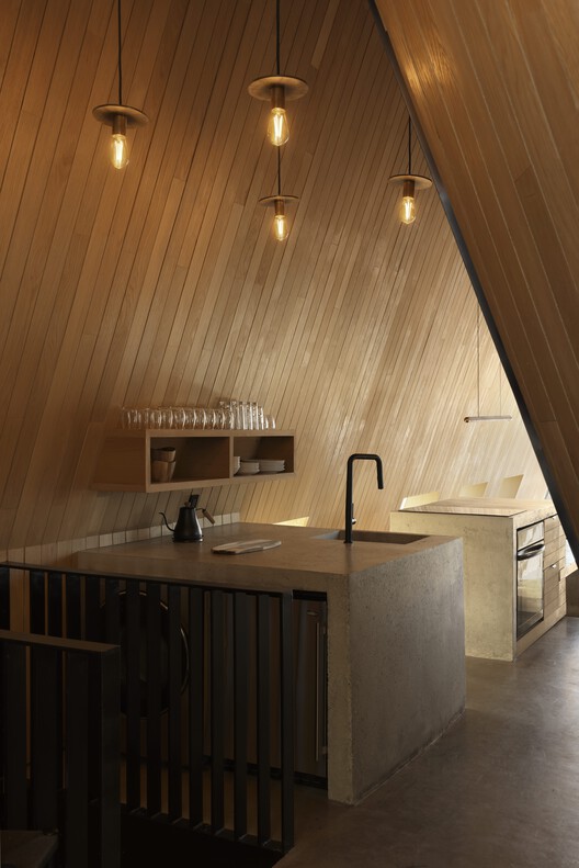 B-Frame Residence / Peter Braithwaite Studio - Interior Photography, Kitchen, Wood, Lighting