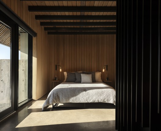 B-Frame Residence / Peter Braithwaite Studio - Interior Photography, Bedroom, Wood, Bed