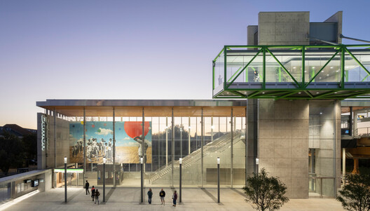 Damen Green Line Station / Perkins&Will Damen Green Line Station / Perkins&Will - Image 3 of 20