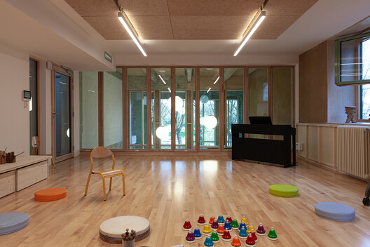 鲁斯音乐学院 / Beal Blanckaert Architectes - 室内图, 木头, 灯, 椅子, 玻璃