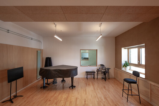 鲁斯音乐学院 / Beal Blanckaert Architectes - 室内图, 餐厅, 木头, 灯, 椅子