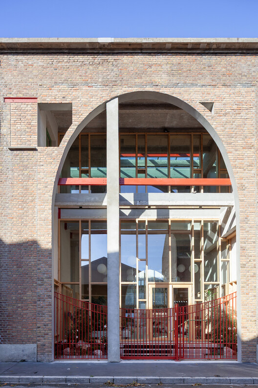 Conservatorio Loos / Beal Blanckaert Architectes - fotografía exterior, arcos, hormigón, ladrillos, vidrio, columnas, arcadas