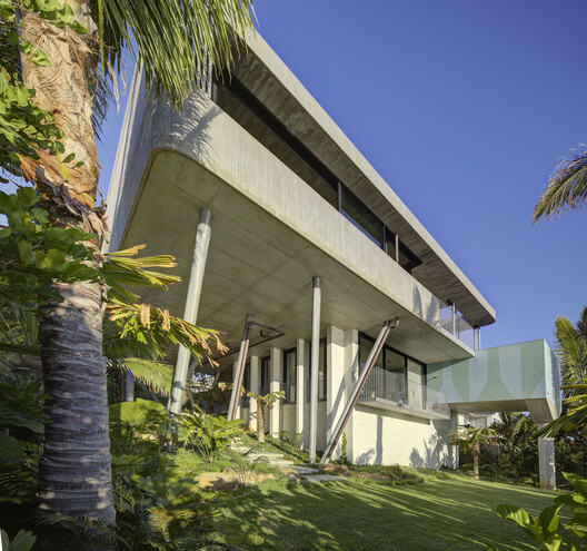 Elemental Shores in the Asia-Pacific: Concrete Recasts the Beach House Elemental Shores in the Asia-Pacific: Concrete Recasts the Beach House - Image 24 of 37