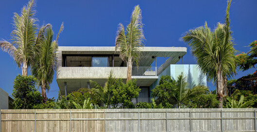 Elemental Shores in the Asia-Pacific: Concrete Recasts the Beach House Elemental Shores in the Asia-Pacific: Concrete Recasts the Beach House - Image 13 of 37