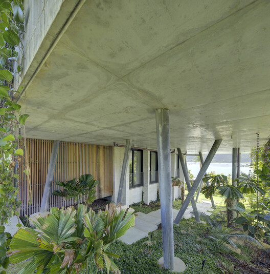Elemental Shores in the Asia-Pacific: Concrete Recasts the Beach House Elemental Shores in the Asia-Pacific: Concrete Recasts the Beach House - Image 5 of 37