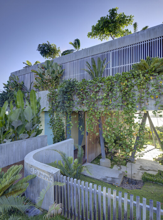 Elemental Shores in the Asia-Pacific: Concrete Recasts the Beach House Elemental Shores in the Asia-Pacific: Concrete Recasts the Beach House - Image 19 of 37