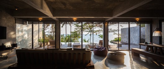 Elemental Shores in the Asia-Pacific: Concrete Recasts the Beach House Elemental Shores in the Asia-Pacific: Concrete Recasts the Beach House - Image 26 of 37