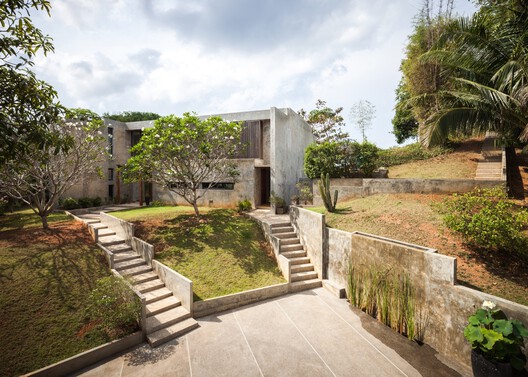 Elemental Shores in the Asia-Pacific: Concrete Recasts the Beach House Elemental Shores in the Asia-Pacific: Concrete Recasts the Beach House - Image 2 of 37