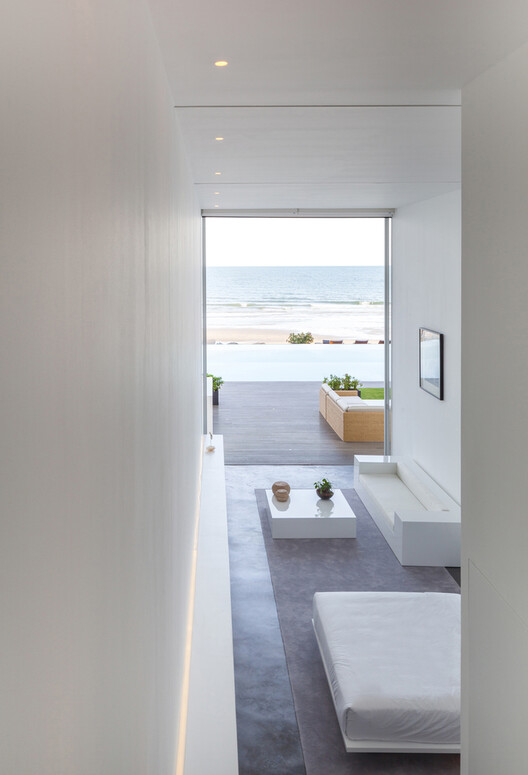 Elemental Shores in the Asia-Pacific: Concrete Recasts the Beach House Elemental Shores in the Asia-Pacific: Concrete Recasts the Beach House - Image 16 of 37