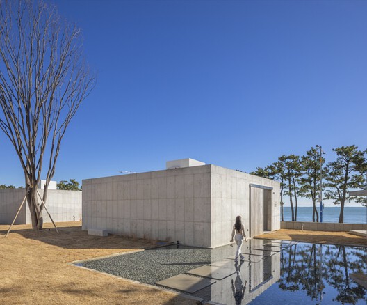 Elemental Shores in the Asia-Pacific: Concrete Recasts the Beach House Elemental Shores in the Asia-Pacific: Concrete Recasts the Beach House - Image 11 of 37