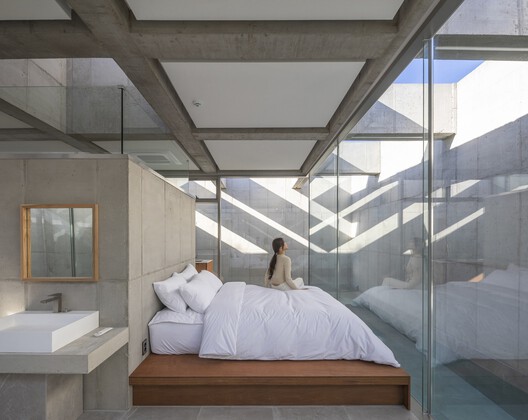 Elemental Shores in the Asia-Pacific: Concrete Recasts the Beach House Elemental Shores in the Asia-Pacific: Concrete Recasts the Beach House - Image 18 of 37