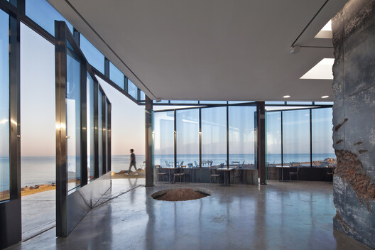 Elemental Shores in the Asia-Pacific: Concrete Recasts the Beach House Elemental Shores in the Asia-Pacific: Concrete Recasts the Beach House - Image 37 of 37