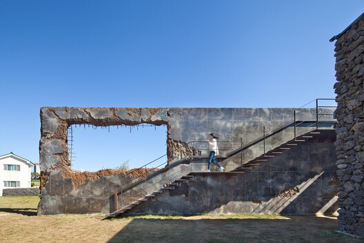 Elemental Shores in the Asia-Pacific: Concrete Recasts the Beach House Elemental Shores in the Asia-Pacific: Concrete Recasts the Beach House - Image 34 of 37