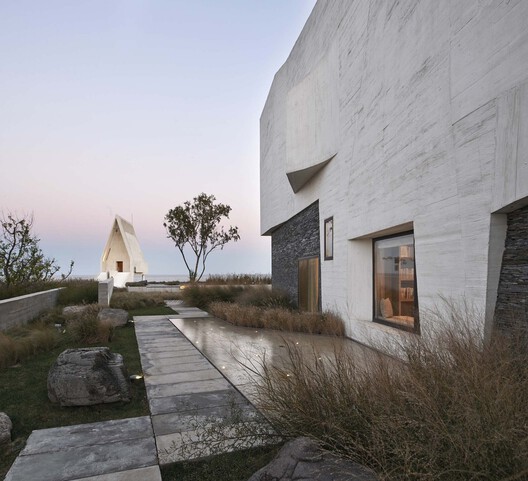 Elemental Shores in the Asia-Pacific: Concrete Recasts the Beach House Elemental Shores in the Asia-Pacific: Concrete Recasts the Beach House - Image 12 of 37