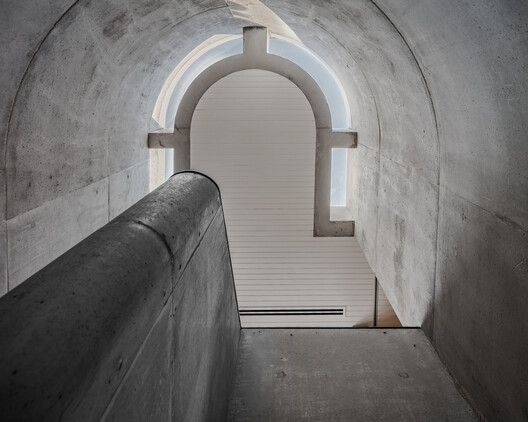 Elemental Shores in the Asia-Pacific: Concrete Recasts the Beach House Elemental Shores in the Asia-Pacific: Concrete Recasts the Beach House - Image 3 of 37