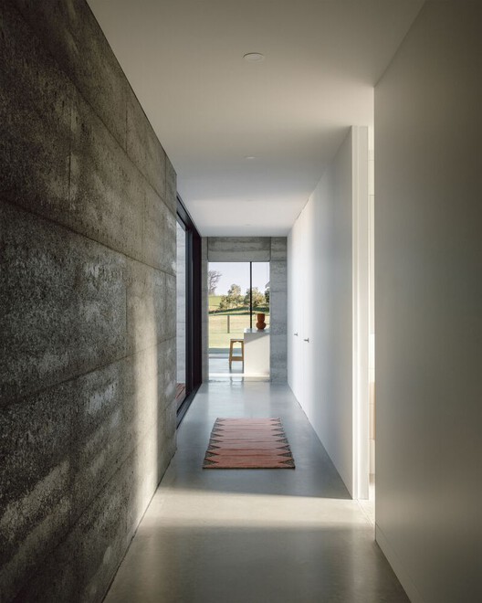 Elemental Shores in the Asia-Pacific: Concrete Recasts the Beach House Elemental Shores in the Asia-Pacific: Concrete Recasts the Beach House - Image 8 of 37