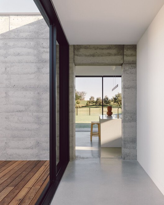 Elemental Shores in the Asia-Pacific: Concrete Recasts the Beach House Elemental Shores in the Asia-Pacific: Concrete Recasts the Beach House - Image 20 of 37