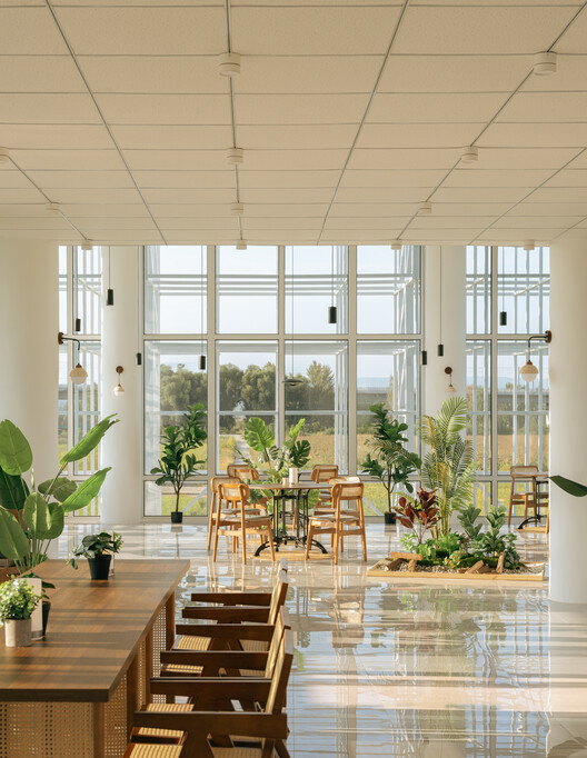 张北海市 / BUZZ 建筑事务所 - 室内图, 木头, 玻璃, 椅子