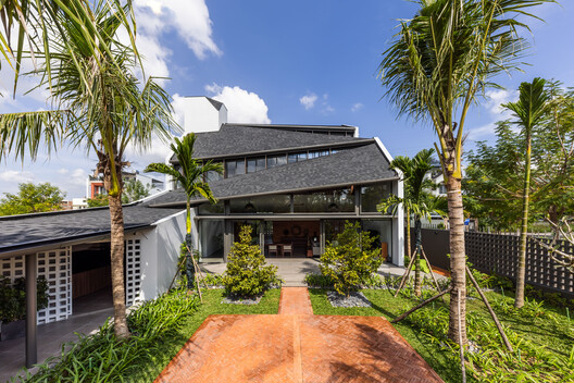 Tent House / Nha Dan Architects