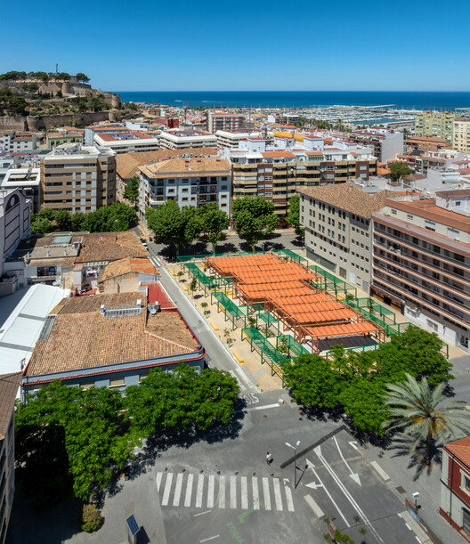 Plaza María Hervás en el Centro Histórico de Dénia, Comunidad Valenciana / DVCH DeVillarCHacon - Fotografía exterior