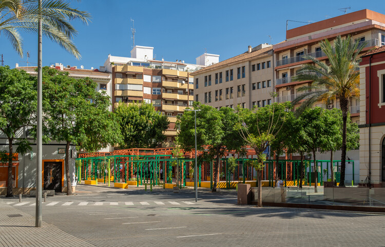 Plaza María Hervás en el centro histórico de Denia, barrio valenciano / DVCH DeVillarCHacon - fotografía exterior