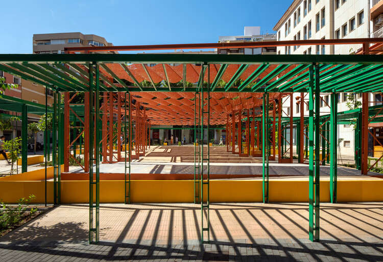 Plaza María Hervás en el centro histórico de Denia, barrio valenciano / DVCH DeVillarCHacon - Imagen 3 de 23