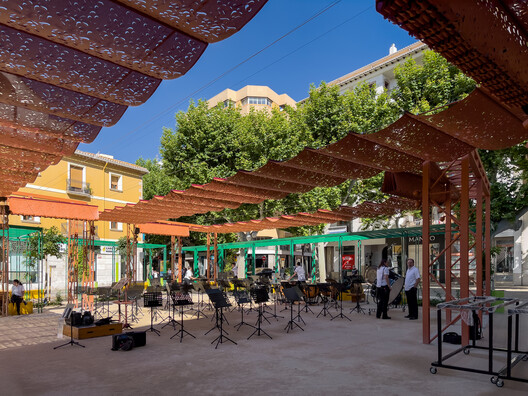 Plaza María Hervás en el Centro Histórico de Dénia, Comunidad Valenciana / DVCH DeVillarCHacon - Fotografía exterior, Sillas