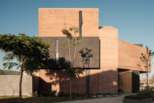 Casa de una Escritora / em-estudio - Imagen 2 de 34