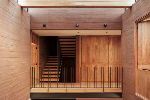 Casa de una Escritora / em-estudio - Imagen 3 de 34