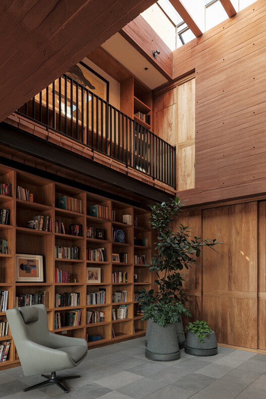Casa de una Escritora / em-estudio - Fotografía interior, Armarios, Madera, Estanterías