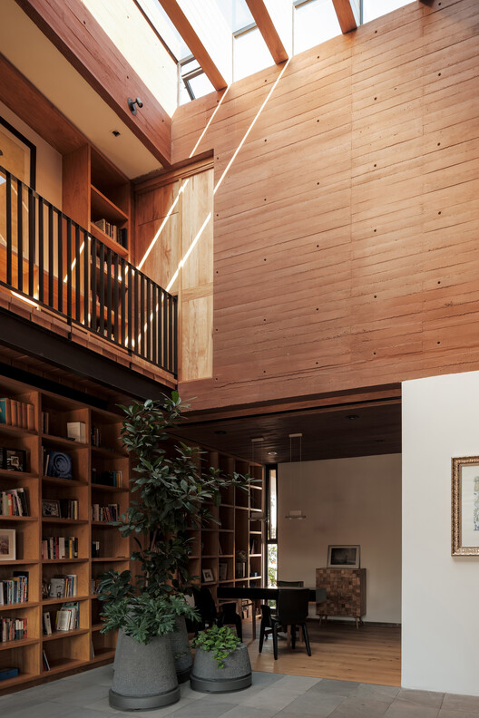 Casa de una Escritora / em-estudio - Fotografía interior, Madera, Fijación Vigas