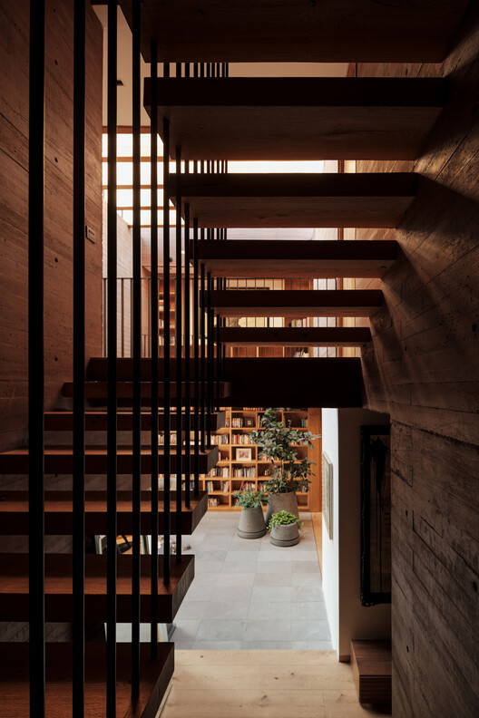 Casa de una Escritora / em-estudio - Fotografía interior, Madera, Escaleras, Fijación Vigas