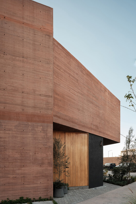 Casa de una Escritora / em-estudio - Fotografía exterior, Madera