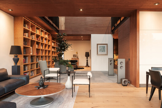 Casa de una Escritora / em-estudio - Fotografía interior, Sala de estar, Estanterías, Madera, Iluminación, Mesas, Sillas