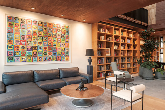 Casa de una Escritora / em-estudio - Fotografía interior, Sala de estar, Estanterías, Madera, Sillones, Mesas, Iluminación