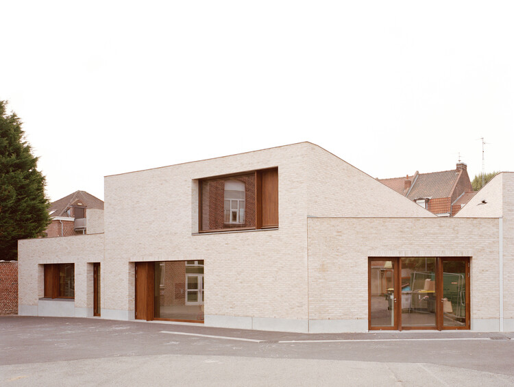 Centro da Juventude de Pont / LT2A - Fotografia de Exterior, Porta, Concreto