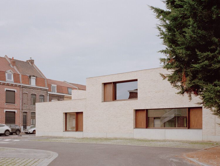 Centro da Juventude de Pont / LT2A - Fotografia de Exterior, Porta, Concreto