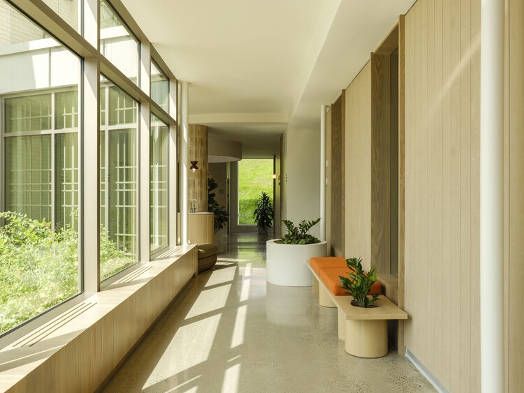 Capela Mortuária La Seigneurie / ultralocal architectes - Fotografia de Interiores, Madeira, Vidro