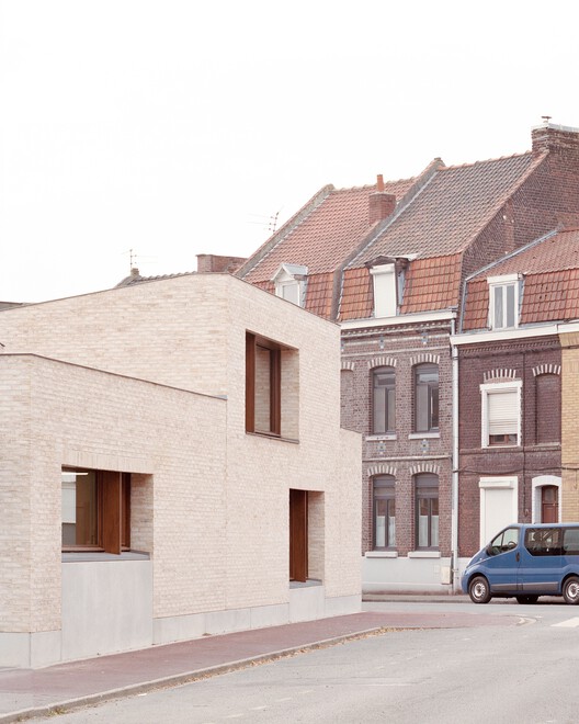 Centro da Juventude de Pont / LT2A - Fotografia de Exterior, Porta, Tijolo, Concreto