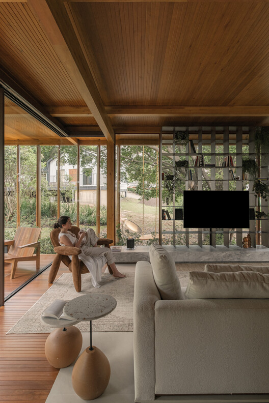 Casa Scheid 120 / NV Arquitetura - fotografía de interiores, salón, madera, sillas