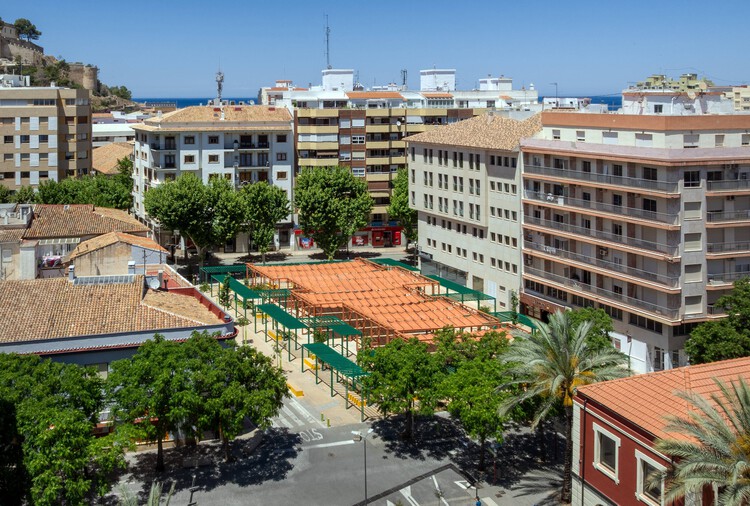 Plaza María Hervás en el centro histórico de Denia, barrio valenciano / DVCH DeVillarCHacon - fotografía exterior