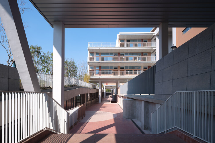 昆山实验小学改扩建及其西侧城市基础设施多系统复合项目 / 阿科米星建筑设计事务所 - 室内图, 阳台, 扶手