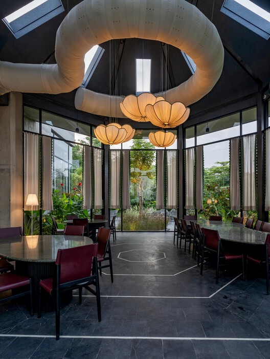 Varanda do K / Hiren Patel Architects + Design - Fotografia de Interiores, Sala de Jantar, Iluminação, Vidro, Cadeira