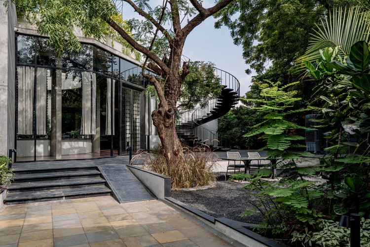 Varanda do K / Hiren Patel Architects + Design - Imagem 10 de 31