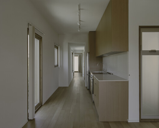 Edifício Residencial Fora / Jeff Svitak - Fotografia de Interiores, Madeira