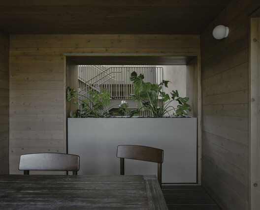 Edifício Residencial Fora / Jeff Svitak - Fotografia de Interiores, Madeira