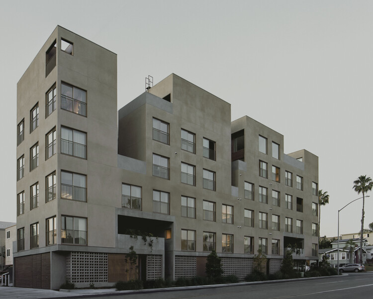 Edifício Residencial Fora / Jeff Svitak - Fotografia de Exterior, Concreto, Balcão