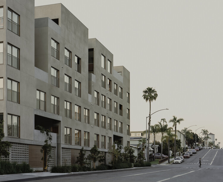 Edifício Residencial Fora / Jeff Svitak - Fotografia de Exterior, Concreto